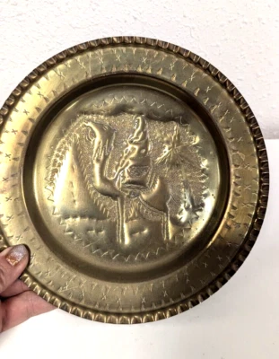 Bandeja grabada de latón macizo árabe MCM de colección placa decoración de pared boho camel palma Foto 1 de 4