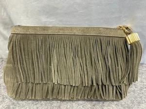 India Hicks olivgrüne Wildleder Fransen Reißverschluss Clutch mit Quaste - gebraucht, in einwandfreiem Zustand - Bild 1 von 7