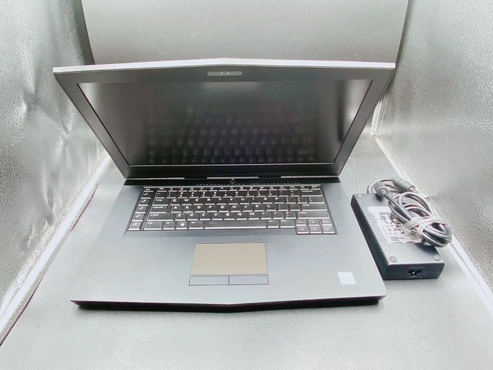 PARA REPUESTOS Alienware 15 R3 32GB Nvidia GeForce GTX 1070 8GB Intel Core i7 6ta Gen Foto 1 de 4