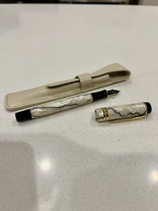 Duofold Centennial Fountain Pen Pearl & Black, Preowned Never Used - Picture 1 of 7