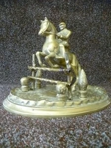 A VINTAGE HEAVY (5kilos) CAST BRASS FIGURINE OF A HORSE & RIDER JUMPING A FENCE - Picture 1 of 10