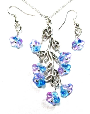 Collar y pendientes perforados de 18" con flores azules y moradas en tono plata - nuevos sin etiquetas (#3219) Foto 1 de 4