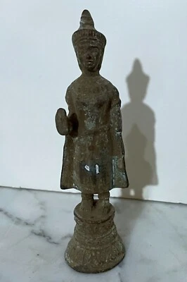 ANTIGUA ESCULTURA DE BRONCE ESTILO JEMER DE CAMBOYA DE UNA FIGURA DE BUDA DE PIE Foto 1 de 4