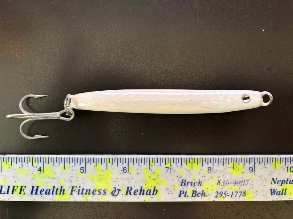 1 - 3 OZ  WHITE SAND EEL SHAPED LURE (JIG) WITH A TREBLE HOOK - Image 1 of 1