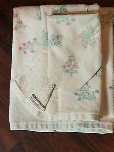 JCPenney 100% cotton towel 3 piece set Beige w pink and blue flower bouquets