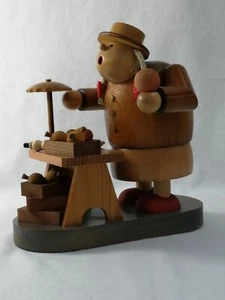 KWO Räuchermann comerciante de manzanas con puesto de venta 18 x 18 x 9 cm Montes Metálicos - Imagen 1 de 15