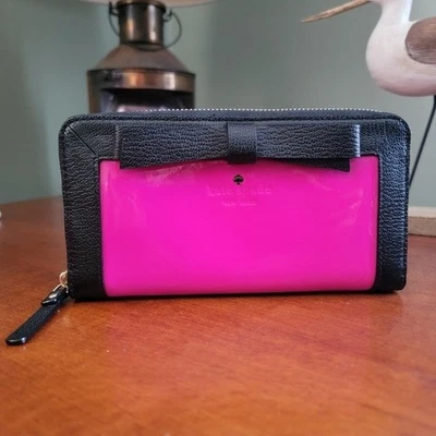 Cartera grande continental Kate Spade PWRU3518 rosa negro charol Foto 1 de 4
