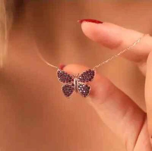 Ciondolo a forma di farfalla granato rosso creato in laboratorio taglio tondo 2 ct oro rosa 14 carati over - Foto 1 di 5