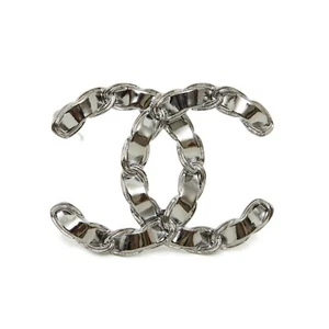 Chanel 2021 broche cadena de cinta CC cinta de metal plateada y broche de cadena - Imagen 1 de 4