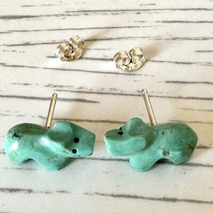 Zuni Bär Fetisch Ohrringe Ohrstecker 15 mm geschnitzt Türkis Sterling Post Indianer - Bild 1 von 4