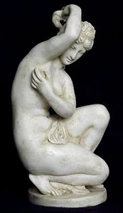 Escultura griega agachada de Afrodita diosa del amor y la belleza Francia Louvre 31 cm - Imagen 1 de 3