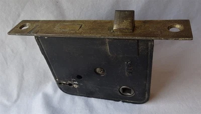 Cerradura de puerta de mortaja Yale vintage con pestillo, perno muerto y placa frontal chapada en latón Foto 1 de 4