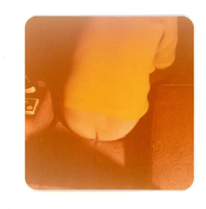 Extraña imagen iluminada por el sol de grieta en el trasero en el sofá foto instantánea a color vintage - Imagen 1 de 3