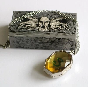 Geek Gear World Wizardry Slytherin Medallón Collar Colgante Réplica Horrocrux Nuevo en Caja - Imagen 1 de 4