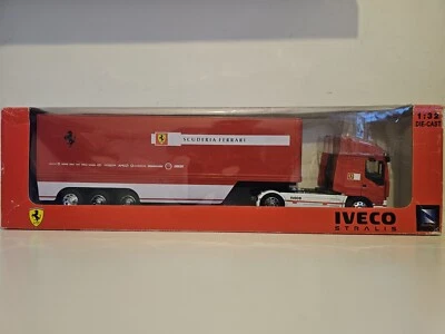 Nuevo camión Ray escala 1/32 diecast 13023 - Iveco Stralis F1 Scuderia Ferrari Foto 1 de 4