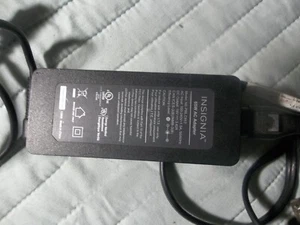 Universal Insignia 65W Ultrabook Charger AC Power Adapter NS-PWLC663 - Picture 1 of 5