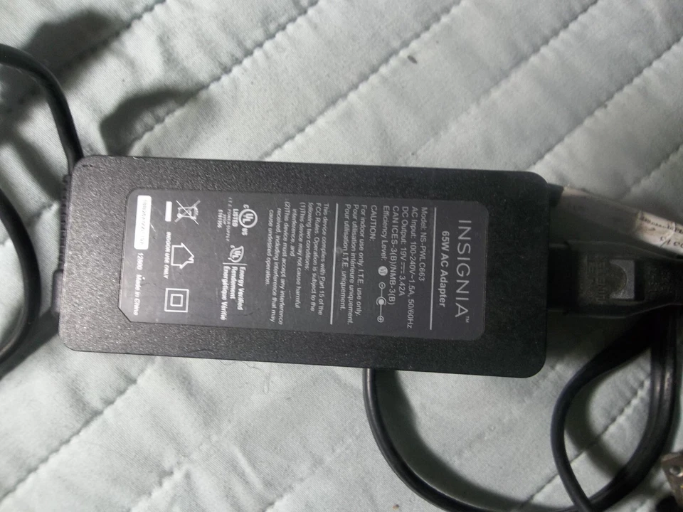 Universal Insignia 65W Ultrabook Charger AC Power Adapter NS-PWLC663 - Image 1 of 4