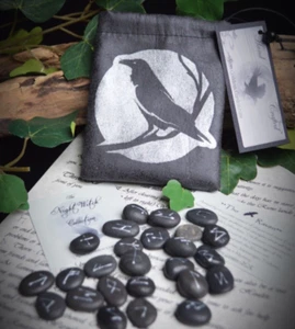 25 PIEDRAS RÚNICAS CUERVO Y BOLSO Wicca brujería pagana vikinga adivinación imitación cuero - Imagen 1 de 6