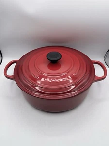 Le Creuset 6,75 Quart runder breiter Dutch Oven #30 - Kirschkirschrot - Bild 1 von 18