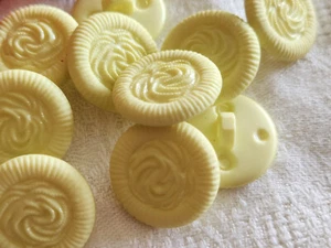 Lot 10  boutons jaune cœur travaillé à pied fond d'atelier  2 cm ref 3019 - Picture 1 of 2