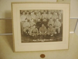 Vintage Professional Photograph NORGE MACHINE SOFTBALL TEAM 1947 Uniforms Cleats - Imagen 1 de 5