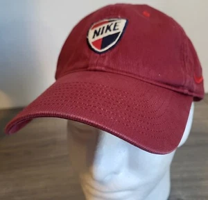 Gorra de colección Nike Spellout roja de pana con tirantes y etiqueta plateada - Imagen 1 de 16