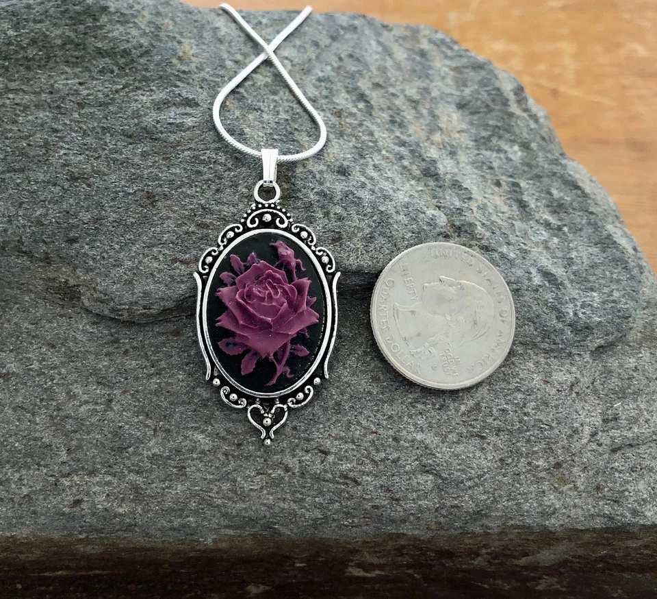 勃艮第玫瑰浮雕吊坠项链,深紫色,925 纯银链 — 第 1/1 张图片