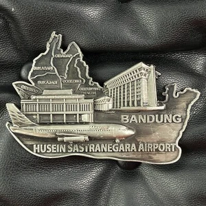 INDONESIEN 🙂 METALL KÜHLSCHRANKMAGNET BANDUNGSKARTE MIT HUSSEIN SASTRANEGARA FLUGHAFEN 🙂 - Bild 1 von 3
