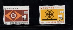 Plan quinquenal Corea 1967, rueda y riel, flechas de tuerca MNH Sc 569-570 - Imagen 1 de 1