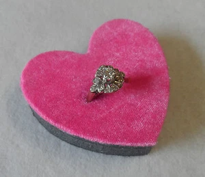 RING DISPLAY - PINK HEART SHAPE HOLDS UP TO 3 RINGS - QTY:10. 6CM HEART - Foto 1 di 3