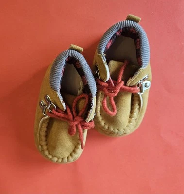 Lindos zapatos de bebé Fila 9-12 meses tostados mocasines sin cordones botines con corbata Foto 1 de 4