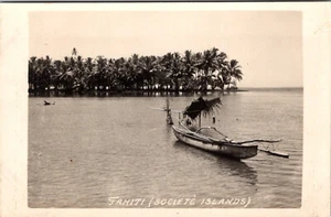 TAHITI SOCIETE INSELN WASSERFRONT OUTRIGGER ALTE ECHTE FOTO POSTKARTE - Bild 1 von 2