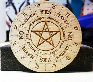 Tablero de péndulo Wiccano con pentáculo grabado en madera (10" de diámetro) Dowse casero - Imagen 1 de 7