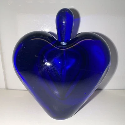 Botella de perfume Glass Eye Studio soplada a mano corazón azul cobalto con tapón de colección EE. UU. Foto 1 de 4