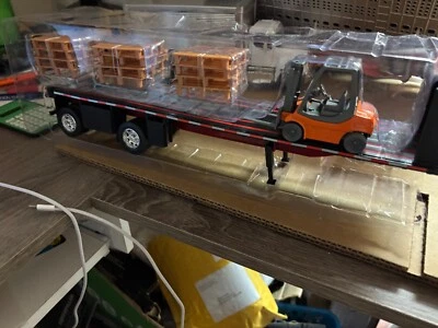 1/32 NEW RAY  BLACK FLATBED W PALLETS & FORK LIFT, NO PACKAGING  # B368 - Image 1 of 3