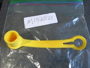 Yellow John Deere M132021 Hydraulic Dust Cap 365 375 380 670 770 X 465 475 575 - Picture 1 of 3