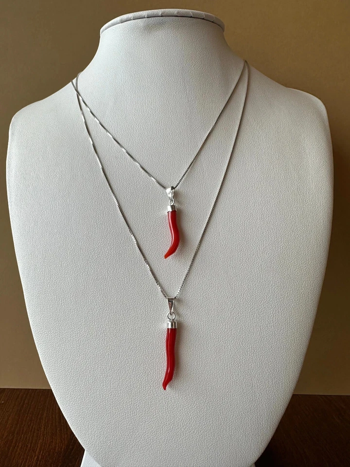 Ciondolo "cornetto portafortuna" in corallo rosso mediterraneo e argento 925 - Immagine 1 di 1