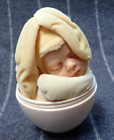 Anne Geddes Vintage 2001 Baby Bunny Śpiące niemowlę Lalka Żółte jajko wielkanocne