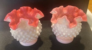 VINTAGE FENTON WEISS/ROSA KOCHNAGEL MILCHGLAS ROSE SCHÜSSEL VASEN GEKRÄUSELT TOP ZWEI - Bild 1 von 5
