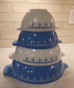 Set of 4 Pyrex Snowflake Cinderella Garland Nesting Mixing Bowls 441-444 - Picture 1 of 8