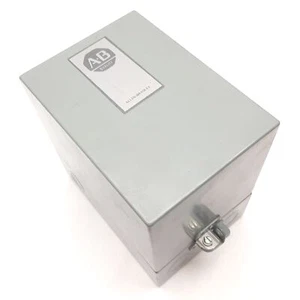 Carcasa de relé Allen Bradley 700-N31, gris, acero, 6,75" x 4,75" x 6,75" *agujeros - Imagen 1 de 6