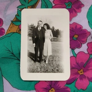 Vintage 1930er Schnappschuss Foto Paar Portrait schöne Frau hübscher Mann Umarmung - Bild 1 von 4