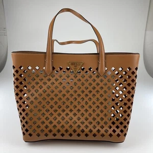Bolso de Mano GUESS Lujo Cuero Perforado Tostado con Bolsa Tejida Extra Verano Elegante - Imagen 1 de 21