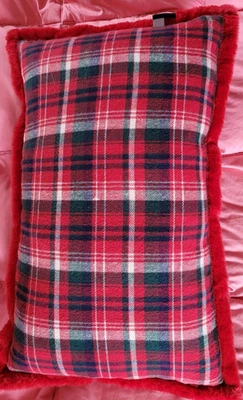 Almohada decorativa Tommy Hilfiger: franela a cuadros felpa roja 24"x 16" Foto 1 de 4
