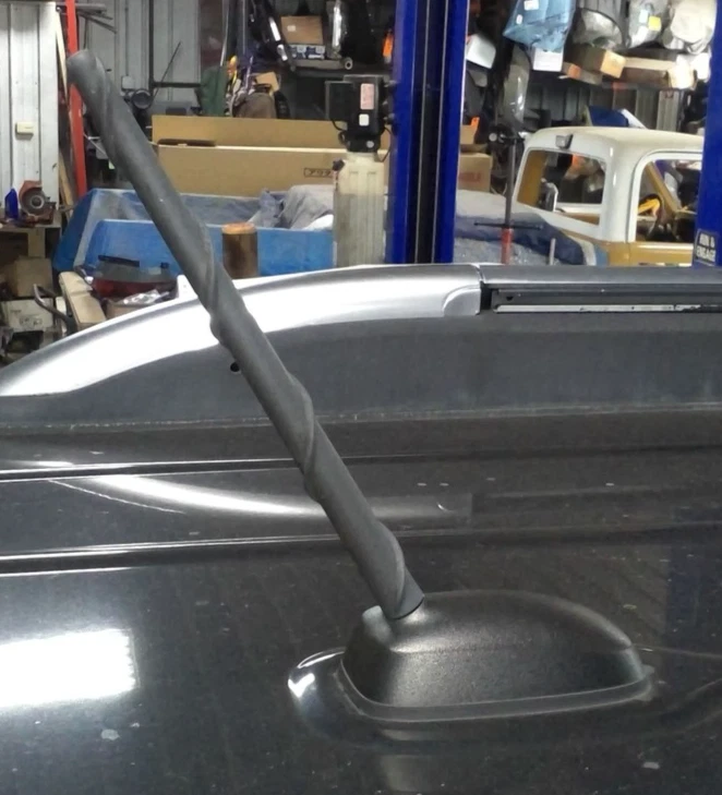 Antena 07 08 09 10 11 12 13 14 15 16 GMC ACADIA montada no teto preta - Imagem 1 de 1