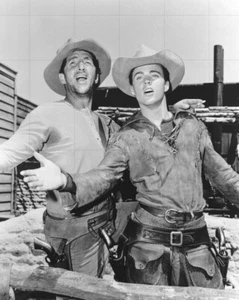 RICKY NELSON - DEAN MARTIN - 10" x 8" b/w Photograph RIO BRAVO 1959 - Picture 1 of 1