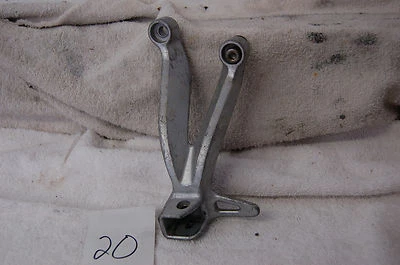 SOPORTE CLAVIJA PASAJERO LADO IZQUIERDO SUZUKI GSXR750 2000-2003 Foto 1 de 4