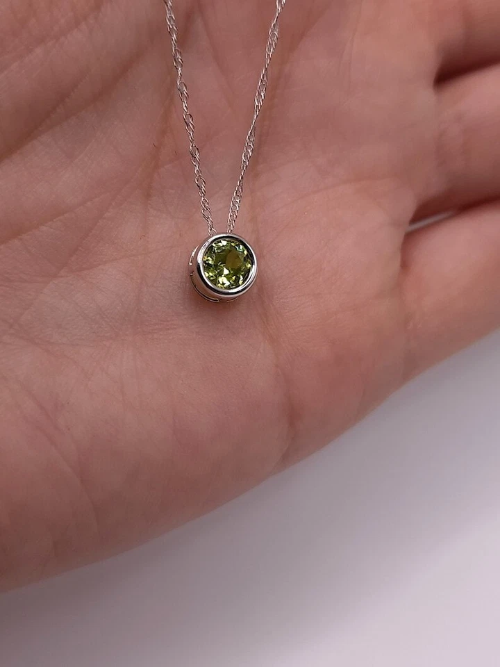 Collar solitario de piedra de nacimiento con bisel de peridoto de corte redondo de 2 quilates enchapado en oro amarillo de 14 quilates Foto 1 de 4