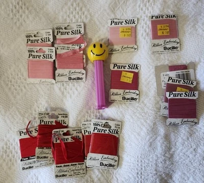 Lote de Cinta Bordada Bucilla 100% Seda Pura, 9 Nuevas 6 Abiertas 3 Yardas 7mm Rosas Rojas Foto 1 de 2