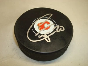 Disco de hockey Curtis Glencross firmado por los Calgary Flames autografiado 1B - Imagen 1 de 2